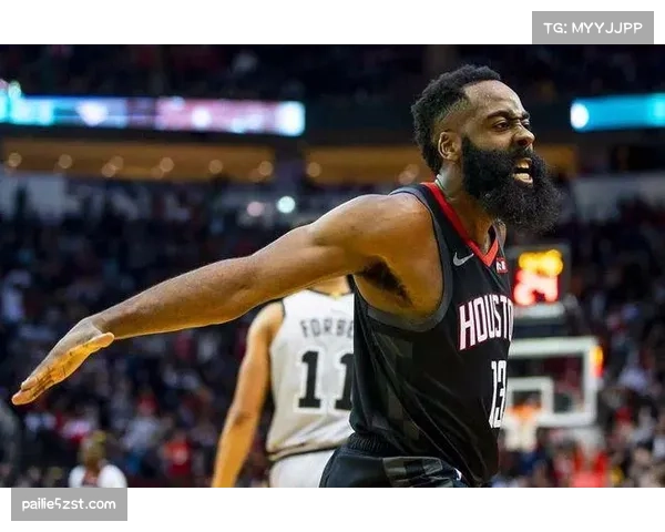 新疆防守尖兵步履沉重沟通失误 球迷吐槽谁想得分都能来捅两刀 新疆防守尖兵步履沉重沟通失误 球迷吐槽谁想得分都能来捅两刀